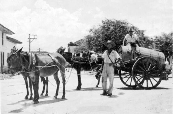 O saudoso Lilo Agueiro abasteceu por muitos anos as velhas talhas de barro que existiam necessariamente em todas as casas de residência de Porto Feliz
