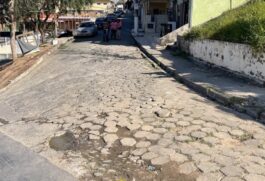 O trabalho consiste na remoção dos blocos concreto e a correção da base da via para normalizar o tráfego de veículos e de pedestres