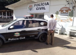 Momento em que homem chega à delegacia para prestar depoimento