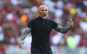 O técnico Rogério Ceni, do Bahia, rejeitou a comparação feita por um repórter entre sua saída do Flamengo e a saída do treinador argentino Jorge Sampaoli.