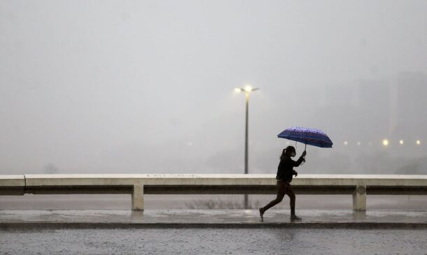 Tempo fechado e a possibilidade de chuva segue durante o fim de semana no litoral paulista