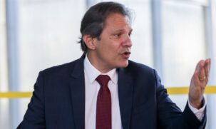 O texto aprovado substitui cinco tributos por apenas dois: um nacional e outro estadual e municipal