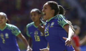 Gabi Nunes comemora gol durante jogo amistoso entre as seleções de Brasil e Chile