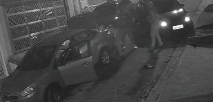 Os suspeitos agrediram o homem e efetuaram os disparos contra eles