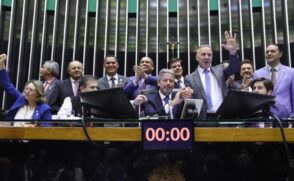 Durante a discussão da proposta, não houvesse quem não queria estar na foto com Arthur Lira