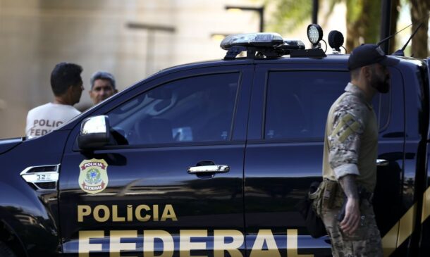 As investigações tiveram início a partir da prisão de uma pessoa que tentava embarcar com mais de 5 quilos de ouro no Aeroporto de Boa Vista, com destino a Campinas (SP)