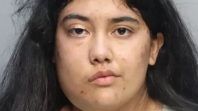 A jovem foi presa na terça-feira (18) e acusada de encomendar um assassinato em primeiro grau