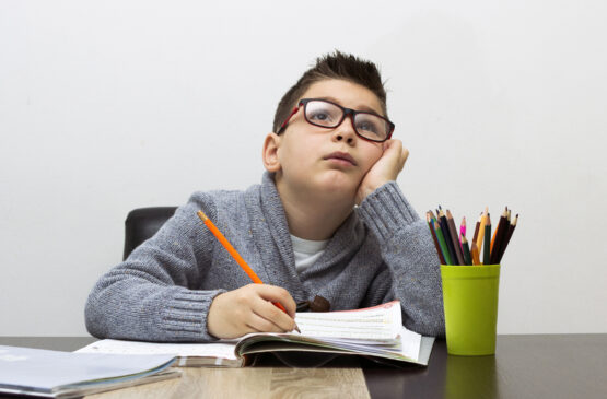 O ato de procrastinar pode ser sintoma de TDAH; veja sintomas, causas e tratamento
