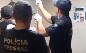 No vídeo, é possível ver os oficiais usando uma corda para conseguir puxar os entorpecentes.
