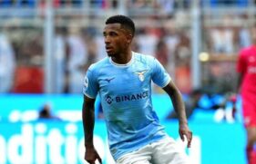 O jogador quer continuar na Lazio, onde ganhou chances na reta final da última temporada, ou atuar em outro time da Europa. 