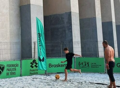Projeto Praia de Paulista, na Praça Charles Miller, em frente ao estádio do Pacaembu