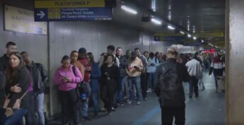 Passageiros esperando por atendimento após bloqueio do Bilhete Único