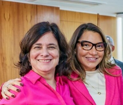 Nísia Trindade e Janja, no look Barbie girl, anunciam live para a próxima semana