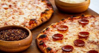 No Dia da Pizza ação entrega três mil pizzas para população em situação de rua em SP