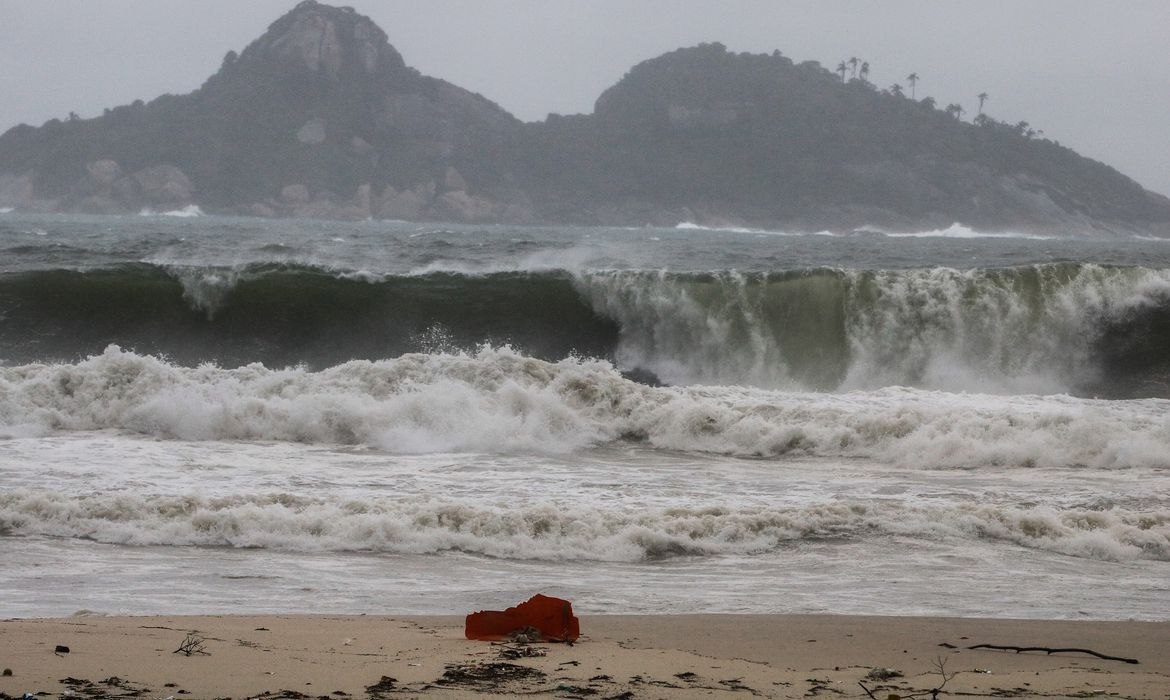 A Defesa Civil também destacou  que as ondas podem chegar a 3 metros de altura