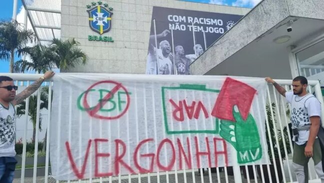 Principal organizada do Palmeiras, a Mancha Alvi Verde protestou na sede da CBF