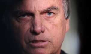 O ex-presidente Jair Bolsonaro está internado em um hospital de Brasília
