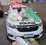 Os policiais apreenderam 10,3 mil pinos de cocaína, 2,1 mil pedras de crack, 750 porções de maconha e 50 de haxixe, que totalizaram 24,6 quilos das drogas
