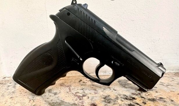 Com o homem, foi encontrado um simulacro de arma de fogo