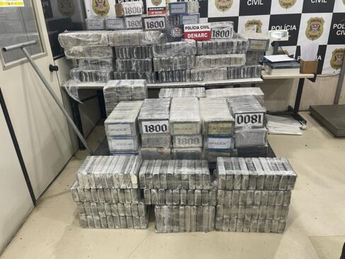 Foram encontradas dentro do imóvel 1.110 peças de cocaína, totalizando mais de 1.200 quilos da droga
