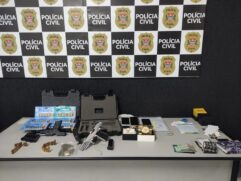 Com o homem preso em flagrante foram apreendidos duas pistolas, quatro carregadores, cartuchos e munições