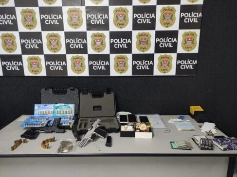 Com o homem preso em flagrante foram apreendidos duas pistolas, quatro carregadores, cartuchos e munições