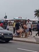 Um vídeo que circula na internet mostra um argentino sendo espancado na calçada que divide as duas vias da Avenida Atlântica enquanto populares observavam
