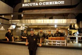 A Parrilla Bom Beef fica localizada na Avenida Pedro Lessa, 2552, no Embaré, em Santos