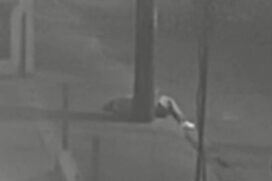 Imagem de câmera de segurança mostra mulher de 22 anos deitada na rua após ser abandonada por motorista de aplicativo
