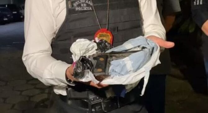 Pistola de calibre 9 milímetros como a investigada no caso do policial militar morto na semana passada em Guarujá