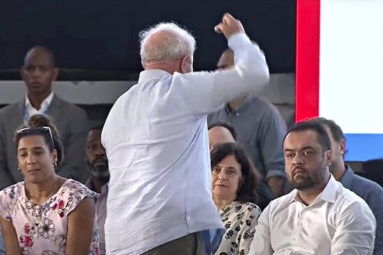 O presidente Lula de frente para o governador do Rio de Janeiro, Claudio Castro, enquanto criticava a atuação da Polícia Militar na morte de Thiago Flausina, 13