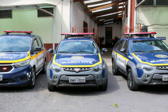 Carros da Guarda Civil Municipal de Itapecerica da Serra; seis GCMs da corporação são suspeitos de tortura na Grande SP
