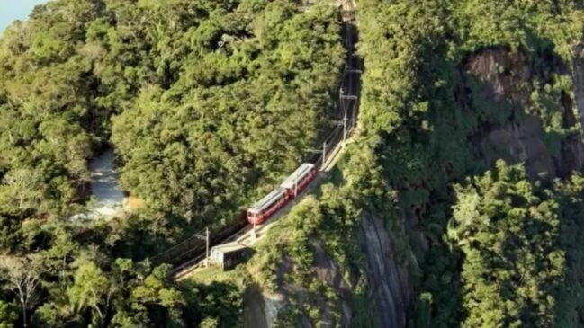 Uma árvore caiu sobre os trilhos do trem do Corcovado, deixando cerca de 500 turistas presos no Santuário do Cristo Redentor