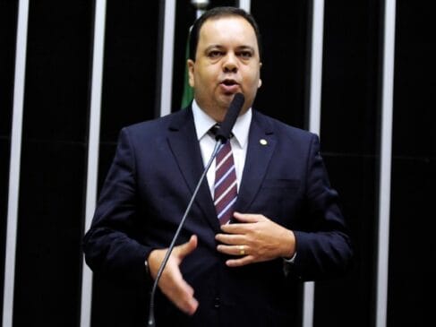 O deputado federal Elmar Nascimento (União Brasil-BA) apresentou neste sábado (12) seu relatório sobre o projeto de lei