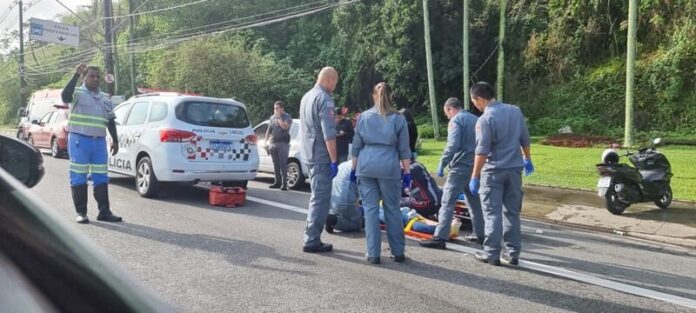 Um acidente envolvendo um motociclista paralisou o trânsito na Avenida Martins Fontes