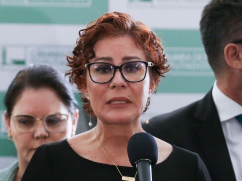 Zambelli tentando se justificar sobre as denúncias de Delgatti, em coletiva