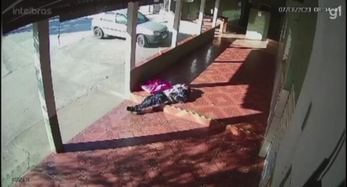 Câmeras de monitoramento flagraram um homem furtando uma TV de uma igreja da cidade de Apiaí