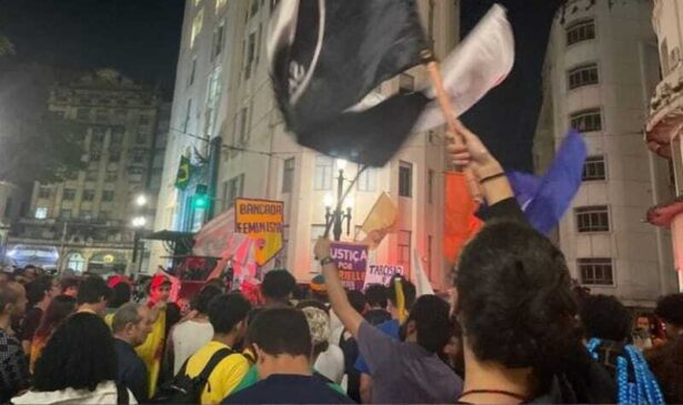 Representantes de movimentos sociais, além de alguns políticos de esquerda, fazem no centro de São Paulo uma manifestação contra as 16 mortes na Baixada Santista