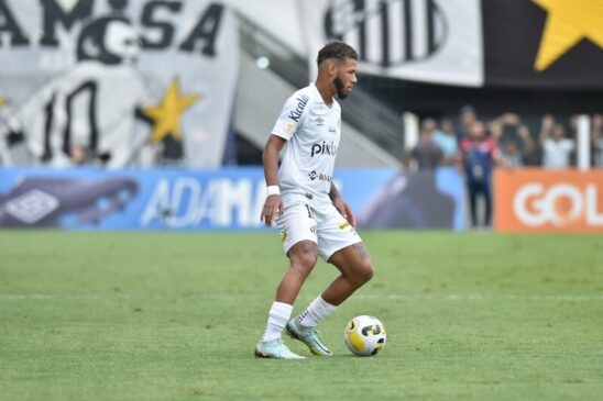 O Santos deve emprestar o lateral-direito Nathan para um clube de Portugal.