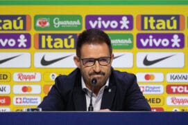 O treinador convocou 22 jogadores e até o final do dia deve anunciar o 23&ordm;