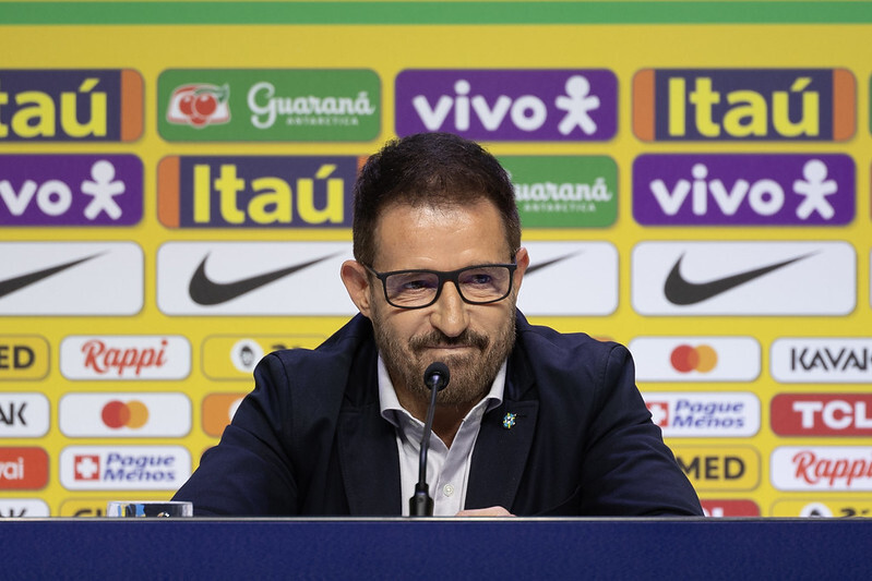 O treinador convocou 22 jogadores e até o final do dia deve anunciar o 23&ordm;