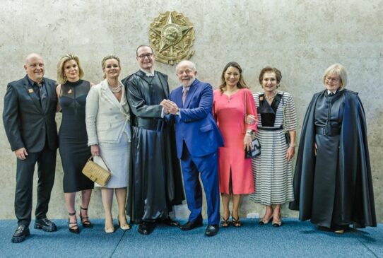As imagens demonstram a felicidade de Lula com a posse do amigo Zanin