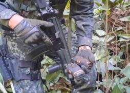 A Polícia Militar Ambiental apreendeu rádios comunicadores e pacotes de entorpecentes, em mais uma ação da 'Operação Escudo' na Baixada Santista