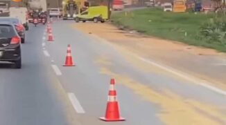 Um carreta que transportava milho tombou, na manhã desta quarta-feira (23)