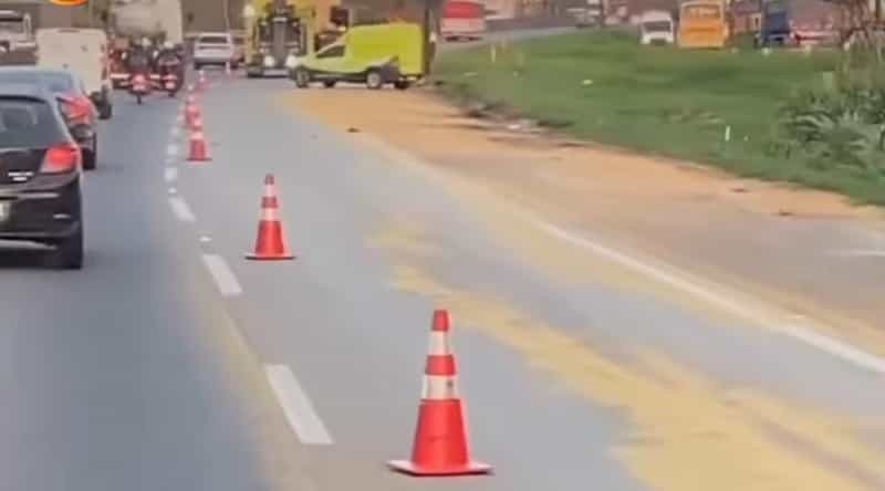 Um carreta que transportava milho tombou, na manhã desta quarta-feira (23)