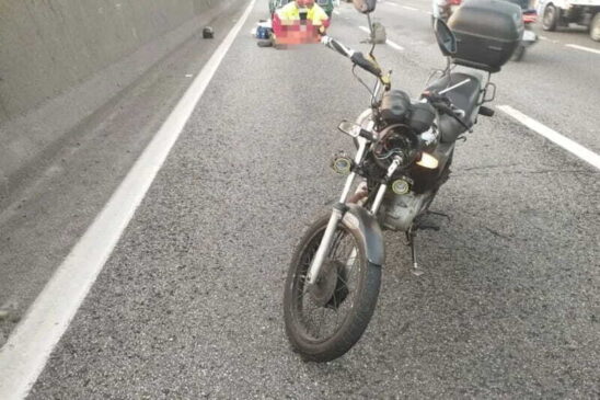 Um motociclista morreu após se envolver em um acidente com uma carreta na rodovia Anchieta, na altura de Cubatão, sentido litoral