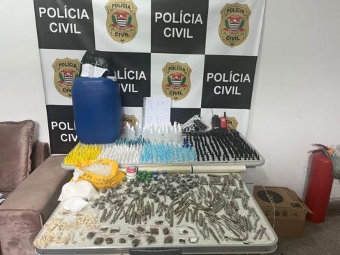 No imóvel, localizado no fundo de um terreno, foram encontrados diversos entorpecentes