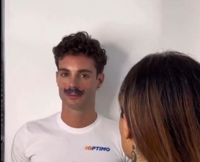 Homem tatuou um "bigode" no lugar do próprio bigode de verdade
