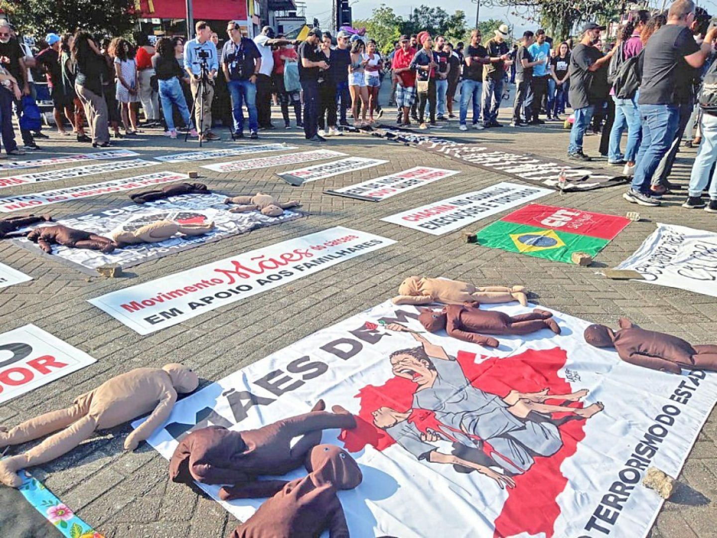 Várias faixas foram colocadas no chão por lideranças do movimento que contou com a participação de cerca de 250 pessoas na Praça 14 Bis