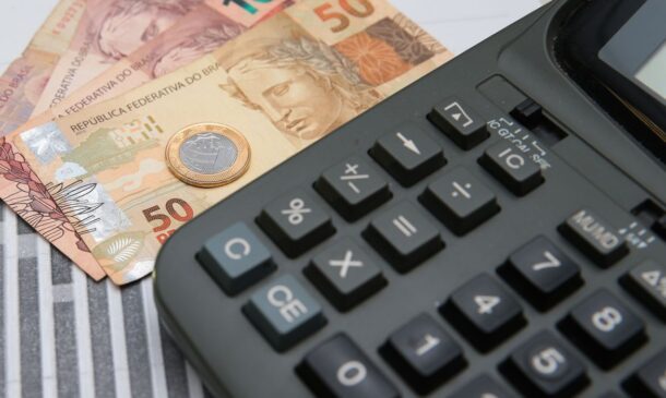 Todos os lucros gerados pela exploração comercial ou venda desses imóveis são divididos entre os cotistas